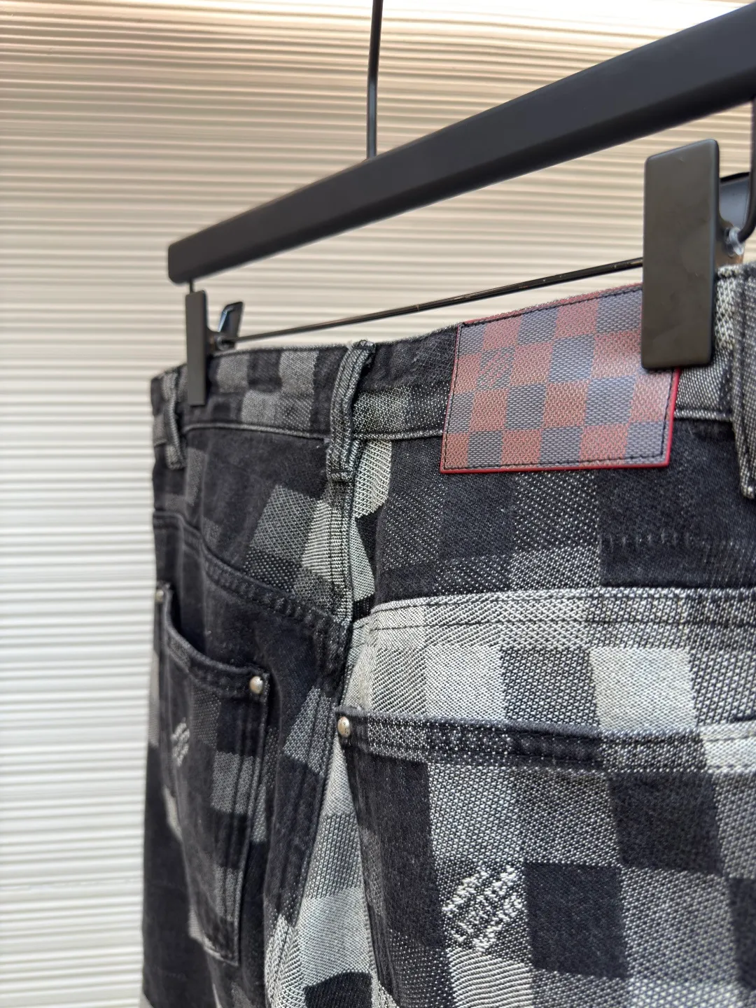 LOUIS VUITTON checkerboard mosaic denim trousers ●Authentic product: Purchased and developed for 15600 ●Item number: 1680020-B40 ●Fabric: denim fabric ●Technology: Jacquard technology ●Version: Fitted version ●Size: 30-32-34-36 ●Weight: about 1250g ●Description: Gradient mosaic plaid fabric developed as it is Restored letter jacquard on denim The minimum order quantity for the pearl hardware laser engraving logo is 6w. The cost of a single pearl button is RMB. The details are processed perfectly. After the garment is ready, the enzyme soaking and washing process is used to make the denim slightly yellowed to show the traces of time. Finally, the buttons are hand-buttoned. Machine equipment cannot be used for buttoning because the button material is pearls. The scrap rate of machine buttoning is 40%. The 13 pearl buttons on the whole body are all hand-buttoned. Unreplicable works of art pay tribute to Fei Dong. The overall wiring is straight and delicate, the fabric is comfortable and soft, and the color is consistent without color difference. It can be matched with the same style to create a fashionable look and control various occasions. Customized accessories, complete with three standards, same style for men and women!